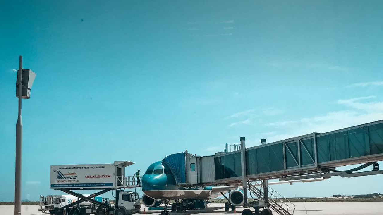 깜란 국제공항 탑승교와 비행기